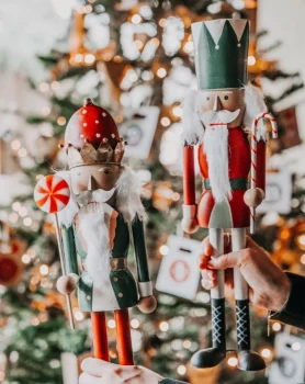Zwei Nussknacker vor dem Weihnachtsbaum