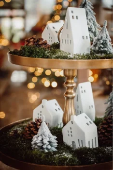weihnachtliche Etagere mit Lichterhäuschen