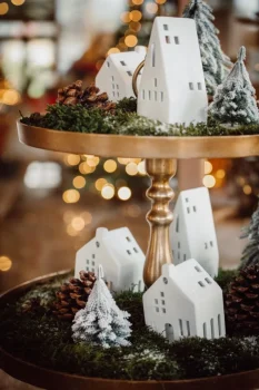 weihnachtliche Etagere mit Lichterhäuschen