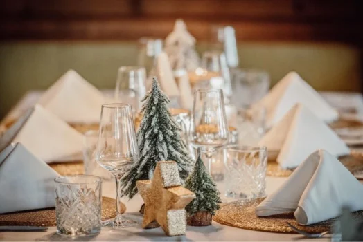 weihnachtlich gedeckter Tisch