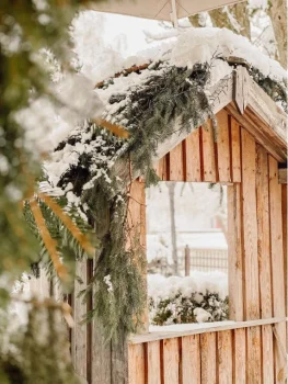 verschneite Hütte im Weihnachtswald