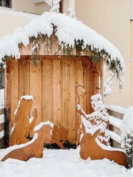 Black Friday Deals 18 verschneite Krippe vor dem Hotel