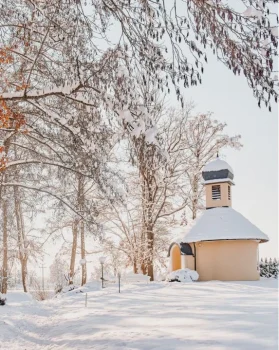 verschneite Eisvogel Kapelle