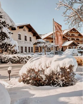 winterliche Außenansicht mit viel Schnee