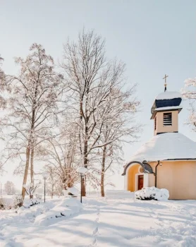 verschneite Eisvogel Kapelle