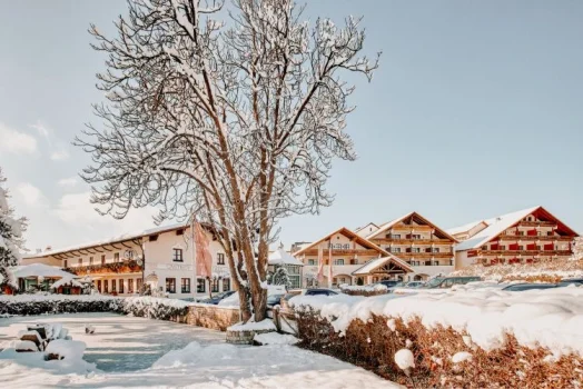Verschneite Außenansicht von Hotel und Restaurant
