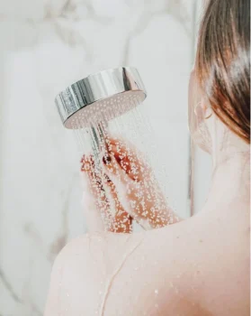 Frau in der Dusche