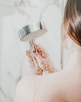 Frau in der Dusche