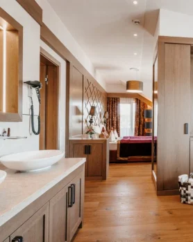 Dein Wellnesshotel: Luxus und Natur vereint 33 Schlafbereich Suite Juwel mit offenen Bad