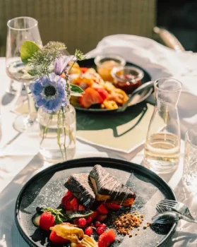 Dein Wellnesshotel: Luxus und Natur vereint 41 wellnesshotel-sommerurlaub-bayern-eisvogel-Zeichenfläche 99